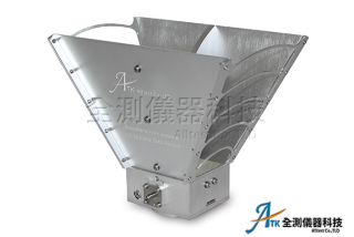 全測儀器科技提供喇叭天線 1-18GHz N-Female Broadband Horn Antenna，使用N型Female接頭。具有出色的增益和VSWR特性，該天線小巧便攜，此為ATK出品的寬頻號角喇叭天線，低電壓駐波比(VSWR)，配合5G毫米波測試室，發射與接收待測物參數。在射頻、微波和毫米波應用中，天線是最多被涉及到的元件之一，提供各式規格尺寸喇叭天線，具增益高、低電壓駐波比、寬頻覆蓋率高等特性。全測儀器科技同時也提供各式RF接頭與高頻連接線，是可靠的RF天線供應商。